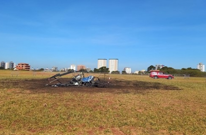 Avião cai e pega fogo no aeroclube de Bauru; piloto morre