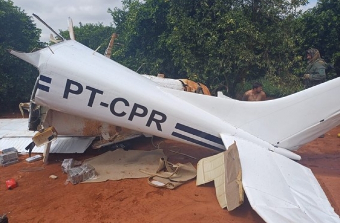 Avião quebra ao meio e revela drogas em pouso forçado após ser interceptado no interior de SP