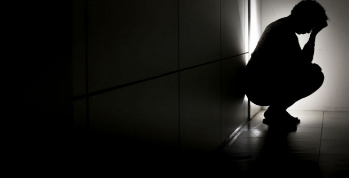 4 em cada 10 casos de suicídio envolvem uso de álcool e outras drogas, diz estudo