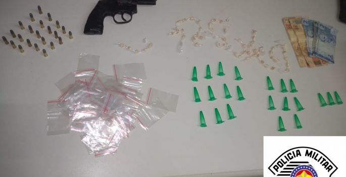 PM prende 3, encontra arma e vários tipos de drogas em Cerqueira César