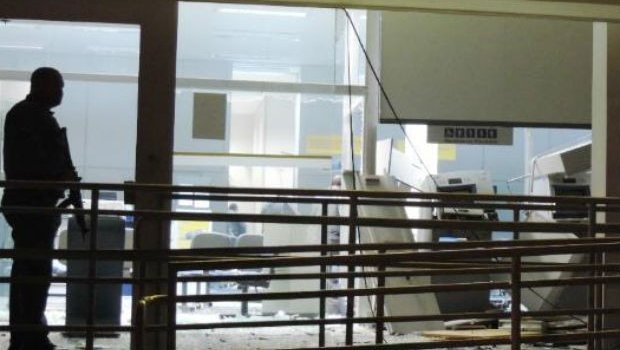 Ladrões explodem caixas automáticos de agência bancária em Conchas