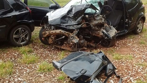 Acidente entre ambulância e carros deixa feridos na SP-255