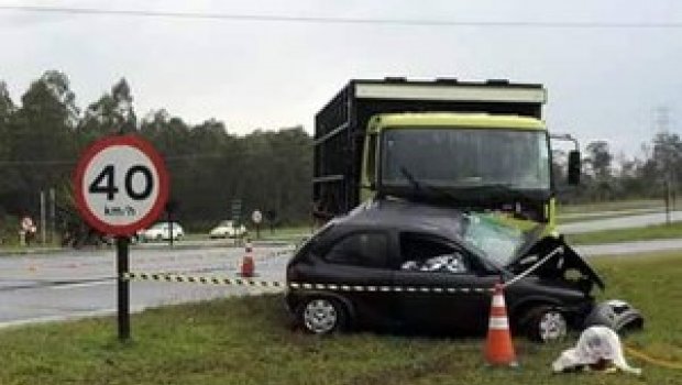 Batida entre caminhão e carro mata motorista em rodovia de Conchas Polícia Rodoviária diz que chovia