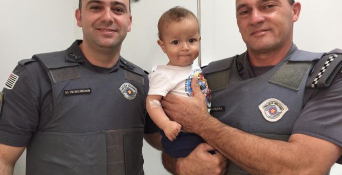 PMs resgatam bebê de 8 meses engasgado com suco em Avaré
