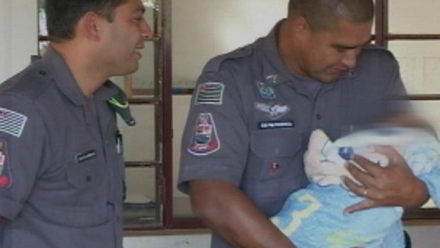 Policial reencontra bebê que resgatou abandonado dentro de casa em Itaí