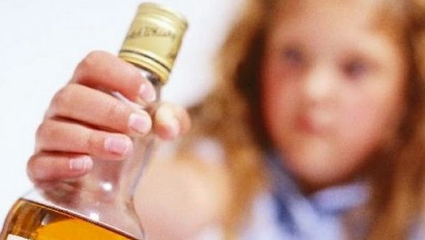 Polícia prende flagrante uma pessoa que vendeu bebida alcoólica à menor