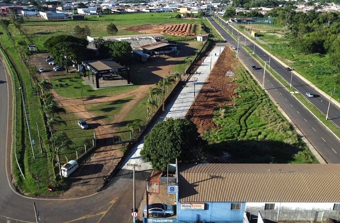 Governo Roberto Araujo pavimenta via que conecta SP-255 à Avenida Cunha Bueno