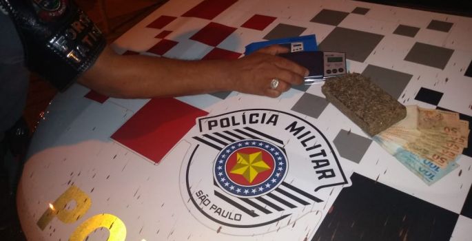 Dois são flagrados pela PM com ½ tijolo de maconha