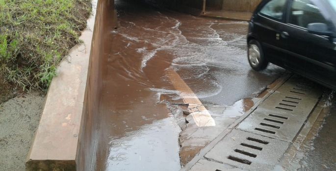 Morador relata que viaduto foi construído sem vazão de água