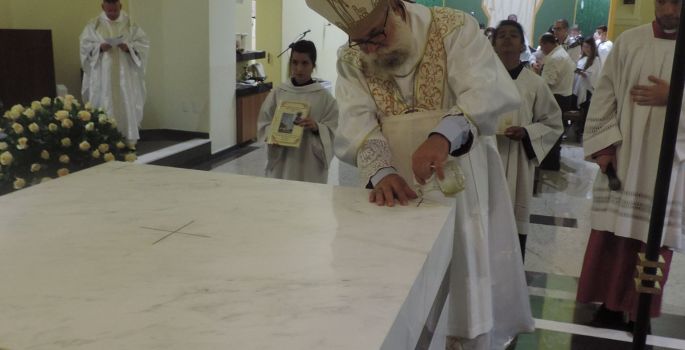 Dom Maurício faz dedicação do altar e da igreja de São Benedito em Avaré
