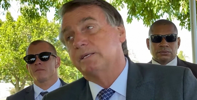 Bolsonaro diz que vai conceder reajuste a professores “no máximo que a lei permite”