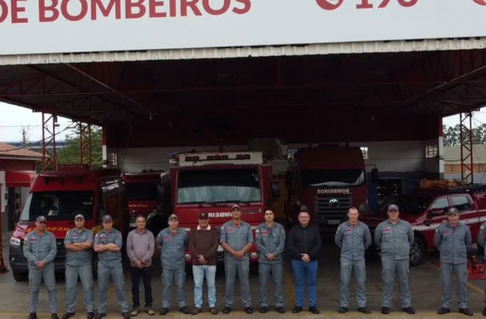 Prefeito Roberto Araujo visita Corpo de Bombeiros e entrega novos equipamentos