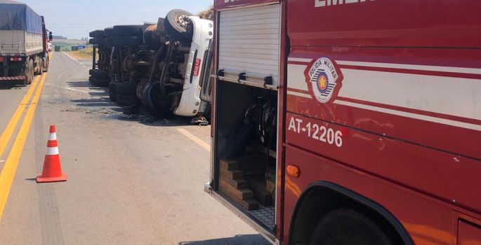 Caminhoneiro tem ferimentos graves após veículo tombar em rodovia de Itaí