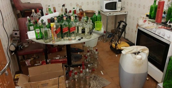 Polícia prende suspeito de manter “fábrica caseira” para falsificação de bebidas em Bauru