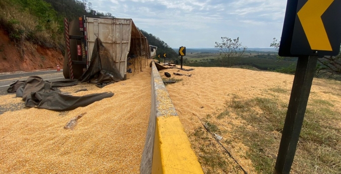 Caminhão tomba e polícia acha quase 280 kg de cocaína na carga  espalhada em rodovia de Botucatu