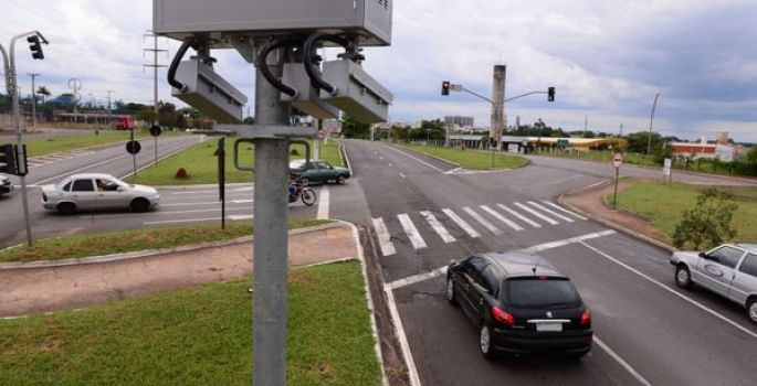 Projeto veda o uso de radares fixos para multar quem comete infração de trânsito