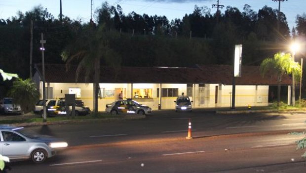 Quatro pessoas ficam feridas durante acidente entre dois carros na rodovia João Mellão, SP-255