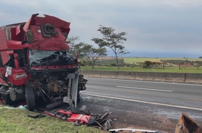 Caminhoneiro morre em acidente envolvendo carreta canavieira em Santa Cruz do Rio Pardo