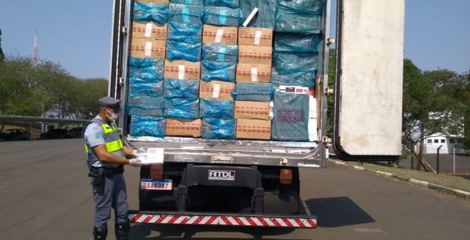 Caixas com cigarros contrabandeados são encontradas em caminhão na Rodovia Castello Branco