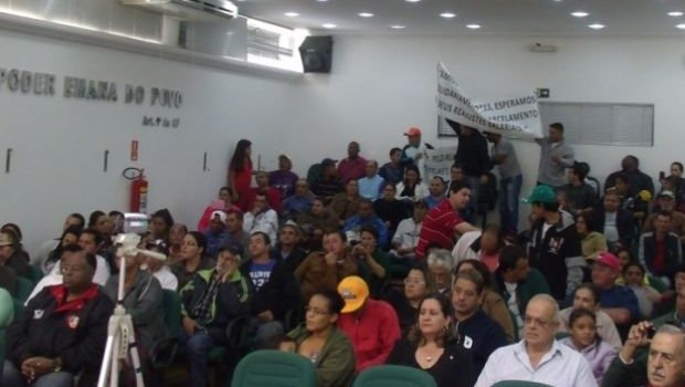 Funcionários vaiam vereadores de Poio e gritam indignados com reposição salarial