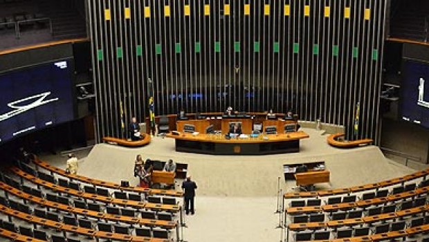 Mesmo no recesso, deputados gastam 10 milhões com verba que custeia propaganda e viagens