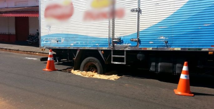 Caminhão fica atolado em buraco na área central de Avaré