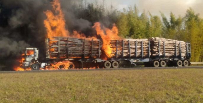Bitrem carregado com madeira pega fogo na Rodovia Castello Branco em Avaré