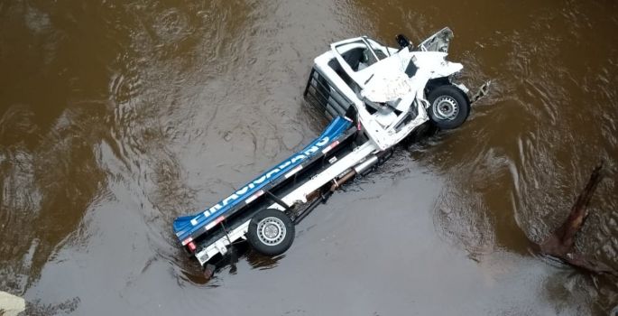 Caminhão arranca defensa metálica de ponte e cai no rio em Avaré