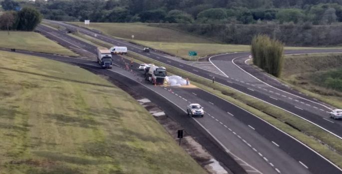 Caminhão carregado com milho tomba em rodovia de Avaré