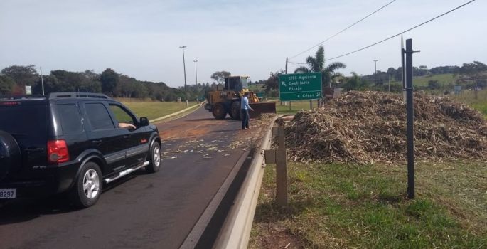 Carga de cana-de-açúcar fica espalhada após carreta tombar em Cerqueira César