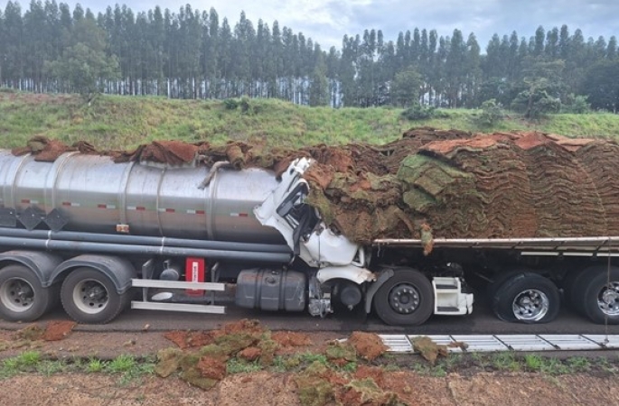 Caminhoneiro morre após colisão traseira na Rodovia Castello Branco no interior de SP