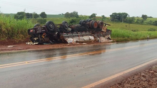 Caminhoneiro morre após capotar em rodovia de Taquarituba