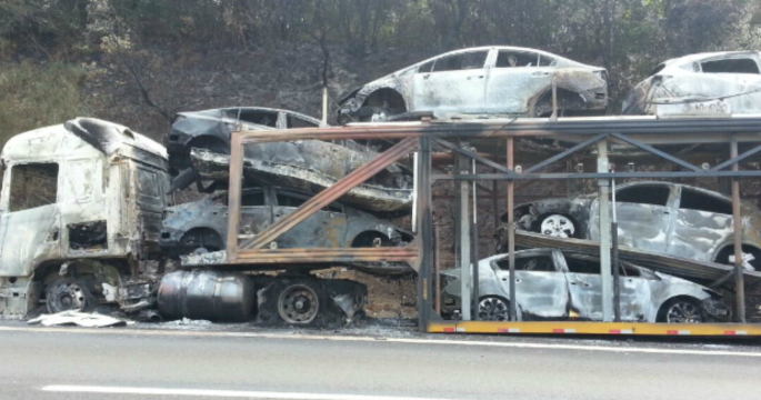Caminhão-cegonha com 11 carros pega fogo na Castello Branco