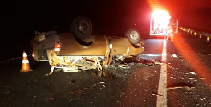 Caminhonete bate em traseira de caminhão e tomba na Rodovia Castello Branco