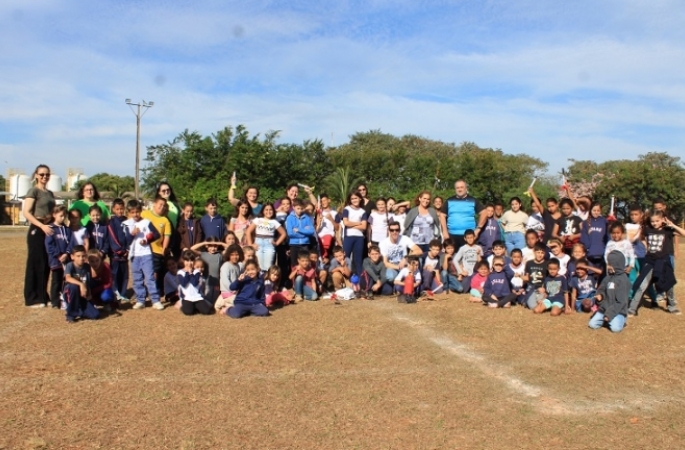 Foguetes construídos por alunos são lançados no Campo Municipal