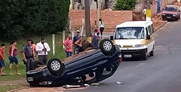 Carro capota após batida em avenida de Avaré