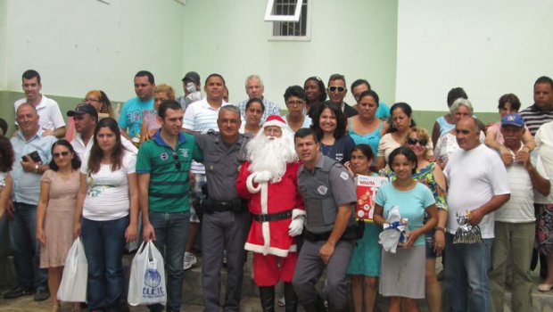 Polícia militar entrega presentes no  CAPS 2 ( Centro de Atenção Psicossocial) 