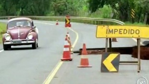 Cratera se abre e interdita metade de rodovia que liga São Paulo ao Paraná