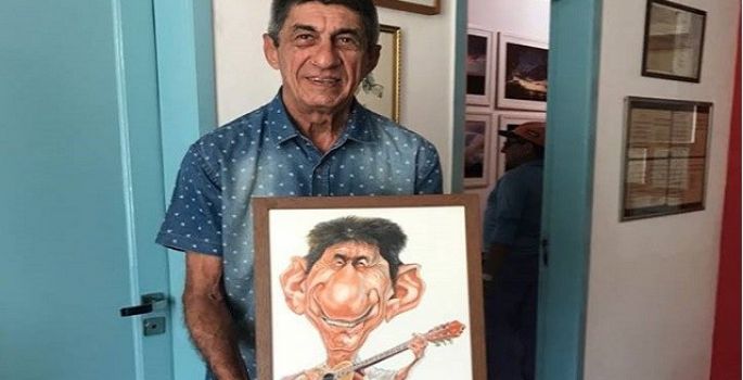 Fagner posa com caricatura feita por artista de Avaré