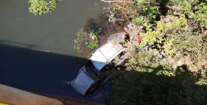 Região: Veículo cai em rio e bombeiros resgatam vítimas