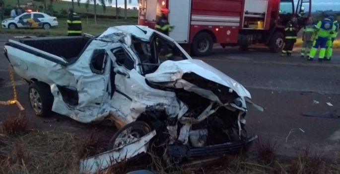 Acidente entre carros e caminhão deixa feridos em rodovia de Itaí