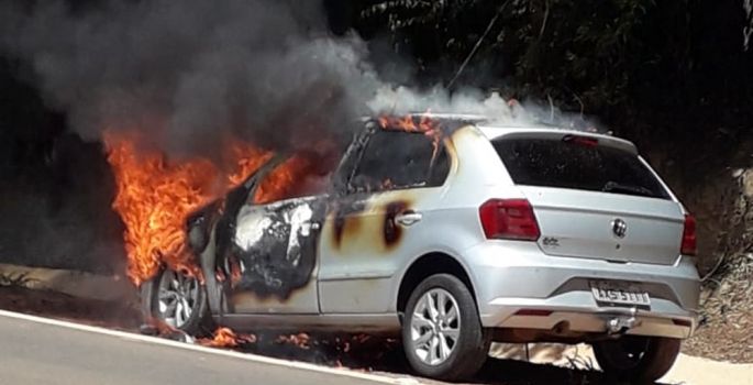Carro pega fogo às margens de rodovia entre Itaporanga e Coronel Macedo