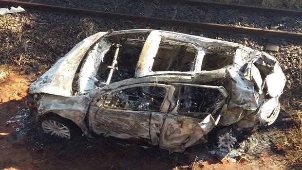 Corpo é encontrado dentro de carro queimado em rodovia de Manduri