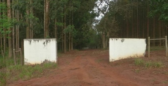 Polícia apreende suposto carro usado em fuga de criminosos após morte de caseiro em Manduri