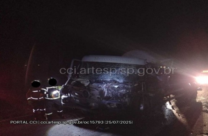 Caminhoneiro morre após acidente com carreta na SP-280 (Castello Branco)