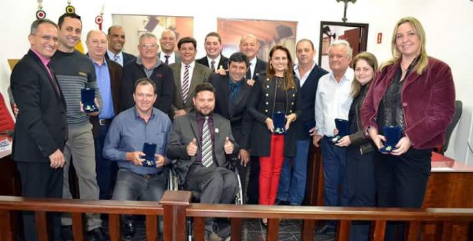 Policiais civis são homenageados com a medalha “Reconhecimento Comunitário de Segurança”