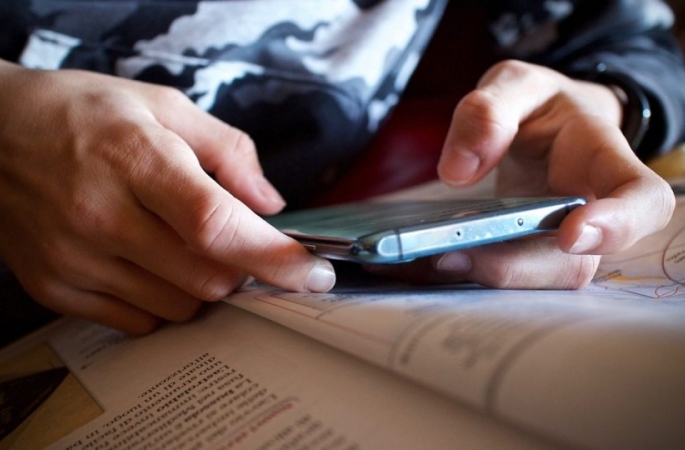 Projeto de banir celular nas escolas de SP esbarra na educação digitalizada em SP