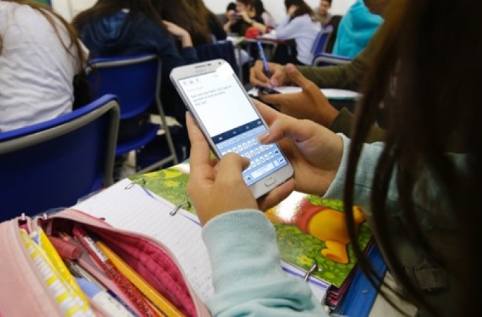 Proibição de celulares em escolas de São Paulo entra em discussão na Alesp