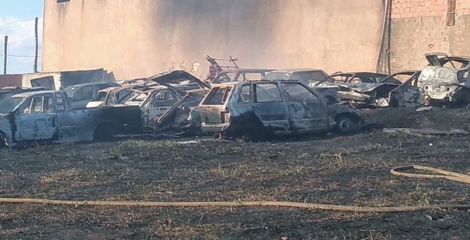 Incêndio atinge pátio de veículos em Itaí