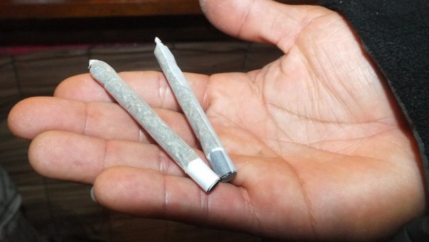 PM coíbe uso de entorpecente em praça da cidade